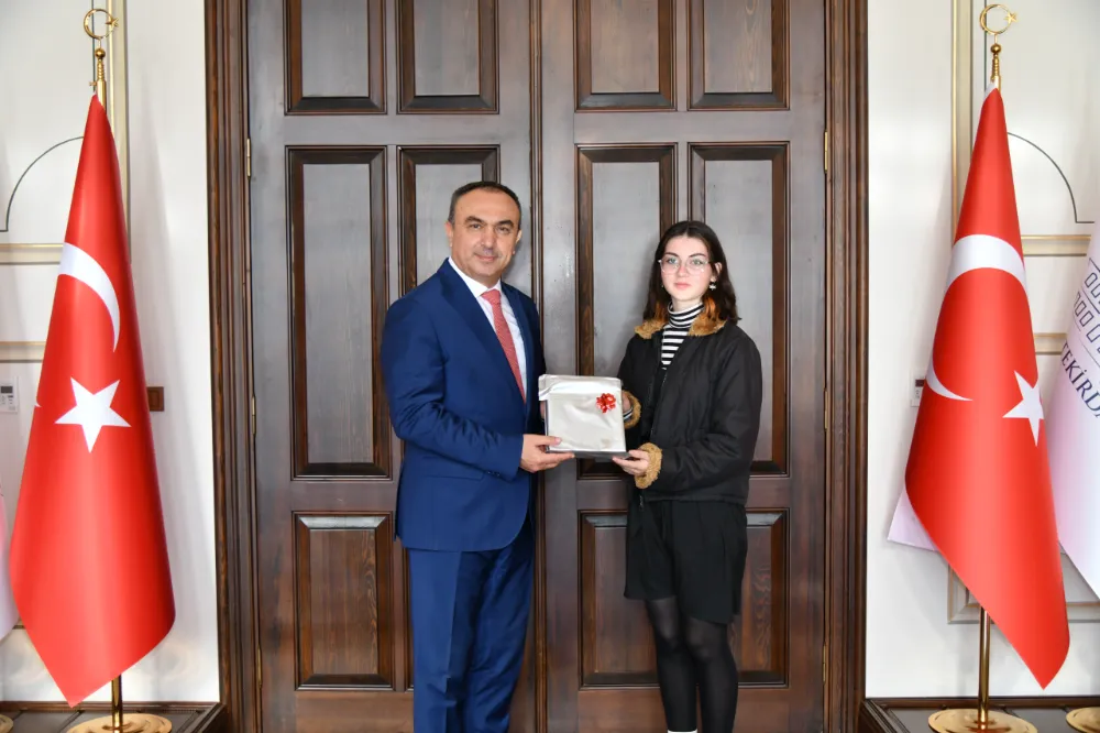 VALİ SOYTÜRK ÖĞRENCİLERE ‘BİLİNÇLİ TÜKETİCİ VE TÜKETİCİ HAKLARI’ HEDİYESİ VERDİ