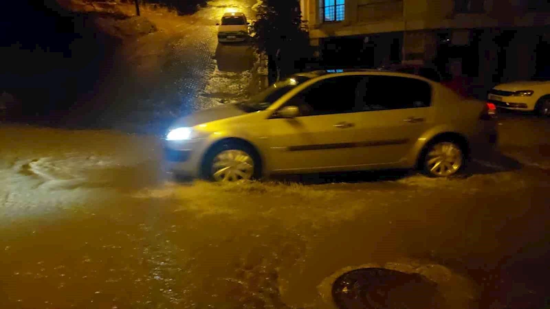 METEOROLOJİ UYARMIŞTI: ŞİDDETLİ YAĞIŞ İSTANBUL SINIRINA DAYANDI