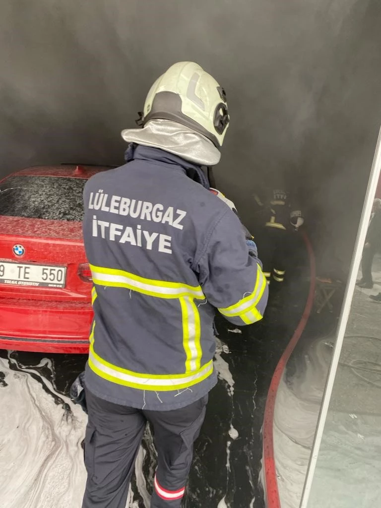 OTO GALERİDE YANGIN: MAHSUR KALAN KÖPEK KURTARILDI