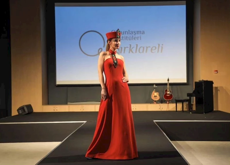 GELENEKSEL KADIN KIYAFETLERİ DUBAİ