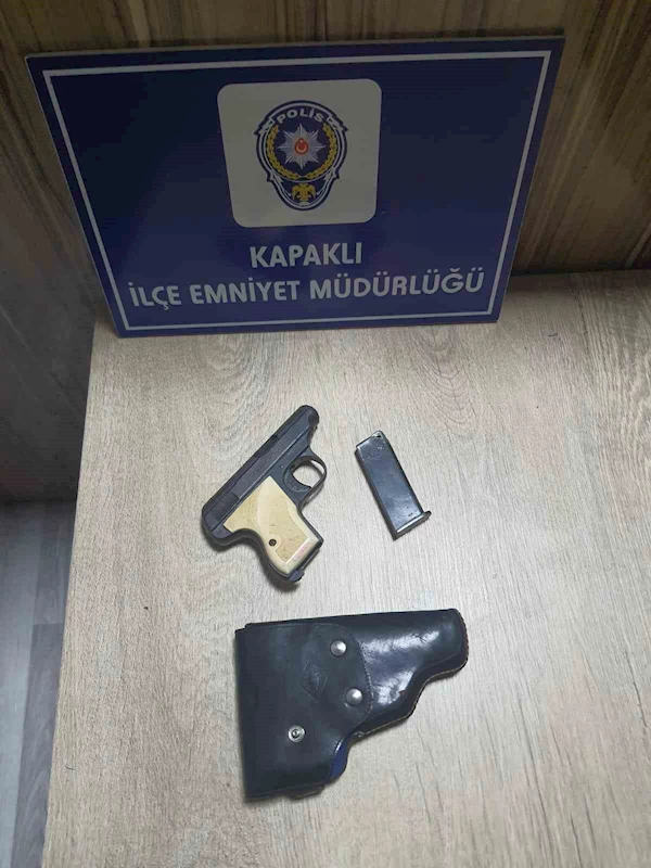 ŞÜPHELİ ARAÇTA YAPILAN ARAMADA RUHSATSIZ SİLAH ELE GEÇİRİLDİ