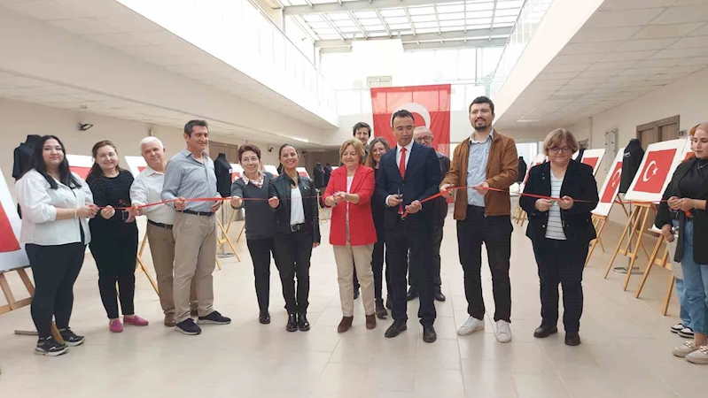 ÜNİVERSİTELİLER 100. YILA ÖZEL 100 TÜRK BAYRAĞI DİKTİ