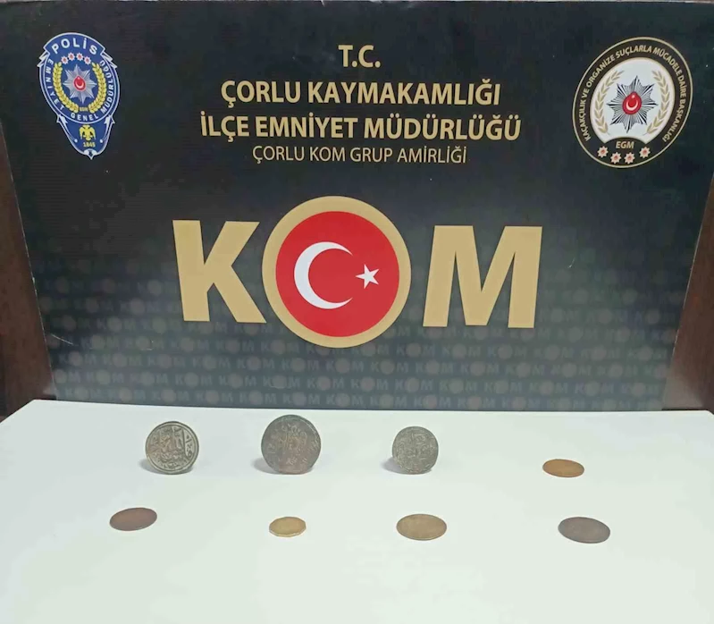 ÇORLU’DA MÜHÜR VE SİKKELER ELE GEÇİRİLDİ