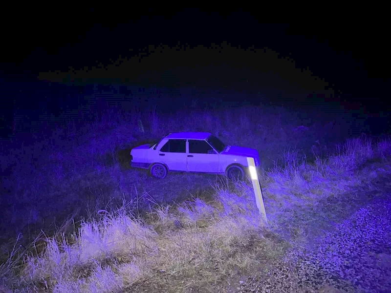 YOLDAN ÇIKAN OTOMOBİL TARLAYA UÇTU