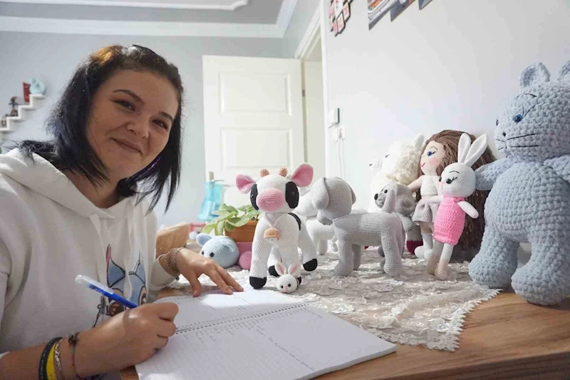 ÇOCUKLARI İÇİN ÖRDÜ, MESLEĞİ OLDU