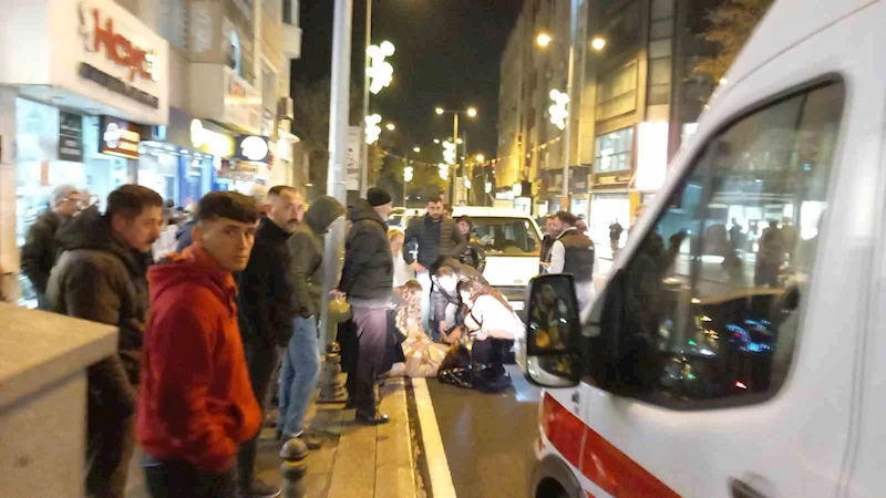 YOLA ADIM ATAR ATMAZ HAFİF TİCARİ ARAÇ ÇARPTI