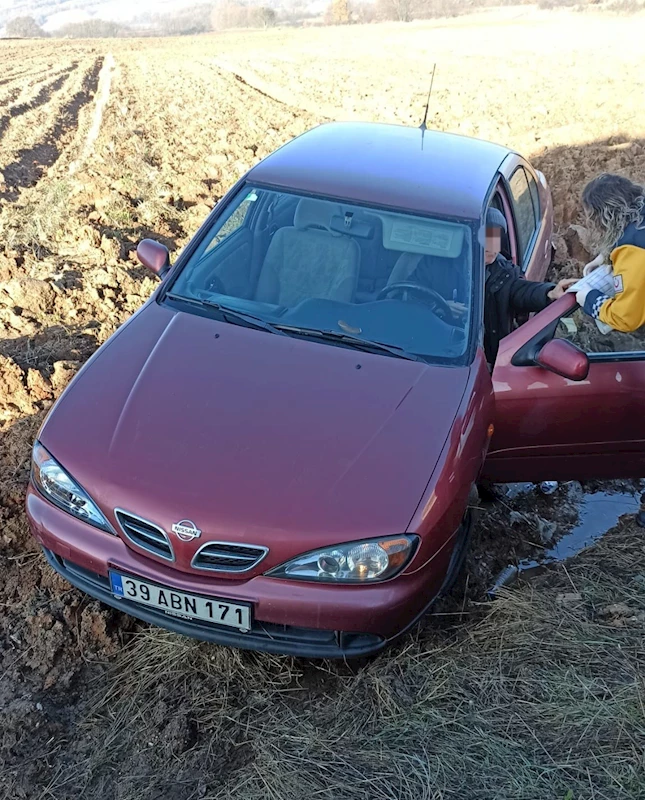 OTOMOBİL TARLAYA UÇTU