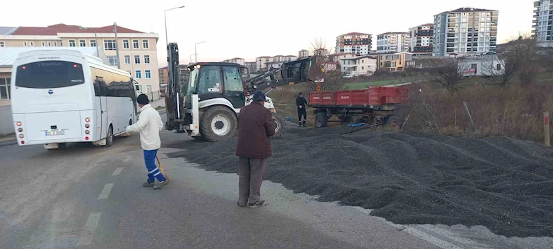 RÖMORK DEVRİLDİ: YOL, AYÇİÇEĞİ HARMANINA DÖNÜŞTÜ