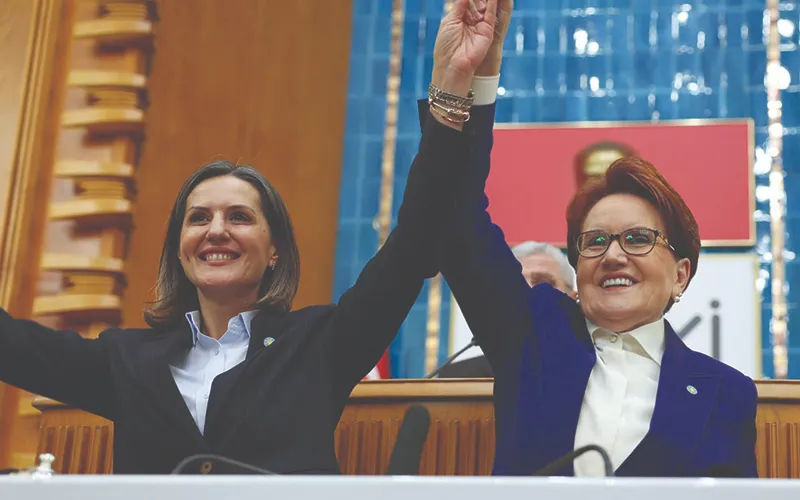 ERSEÇKİN’İN ELİNİ AKŞENER KALDIRDI