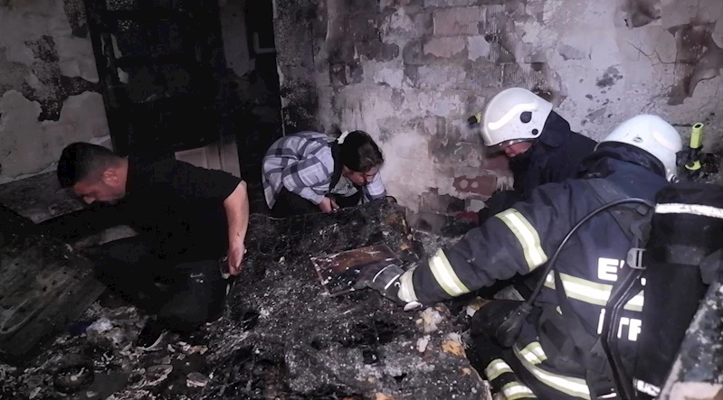 KÜLE DÖNEN EVDE, ÖLEN 3 ÇOCUĞUNUN HATIRALARINI GÖZYAŞLARIYLA ARADILAR