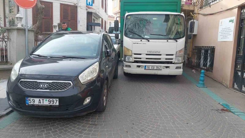 DAR SOKAKTA PARK, KAMYONETİ SIKIŞTIRDI