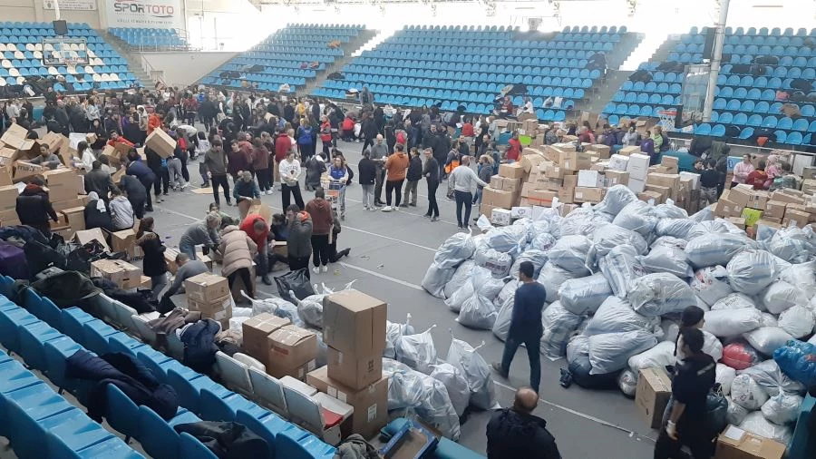 BU KEZ ALIŞVERİŞE DEĞİL, DEPREMZEDELERE DESTEK İÇİN GELİYORLAR