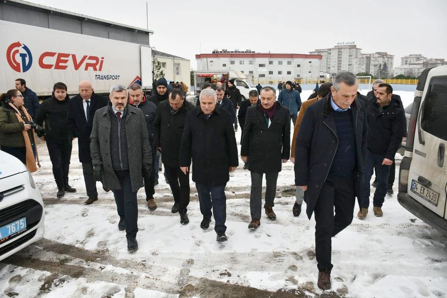 VALİ YILDIRIM DEPREM BÖLGESİNE GİDEN YARDIMLAR HAKKINDA BİLGİ VERDİ