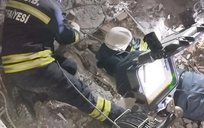 ÇOSB ARAMA KURTARMA EKİBİ DEPREM BÖLGESİNDE MÜCADELE EDİYOR