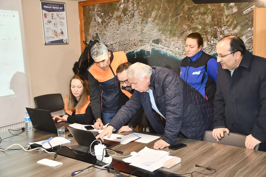 VALİ YILDIRIM DEPREM BÖLGESİNE YÖNELİK DESTEK ÇALIŞMALARINI KOORDİNE ETTİ