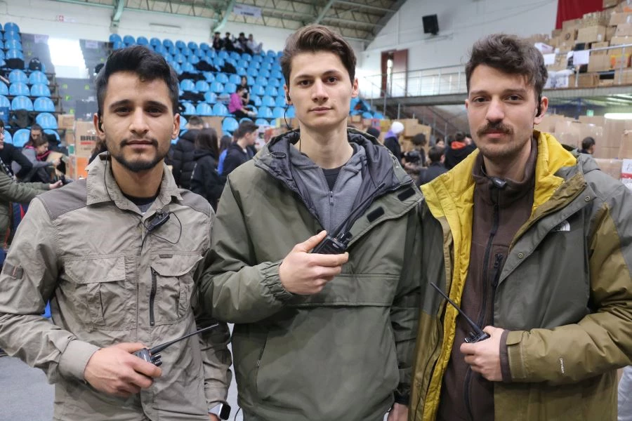 FİLM ÇEKİM EKİBİ YARDIMLARI TELSİZLER İLE KOORDİNE EDİYOR