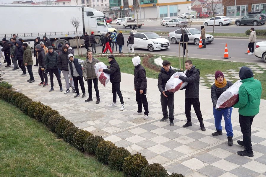 ÇORLU HALKI DEPREM BÖLGESİ İÇİN KENETLENDİ