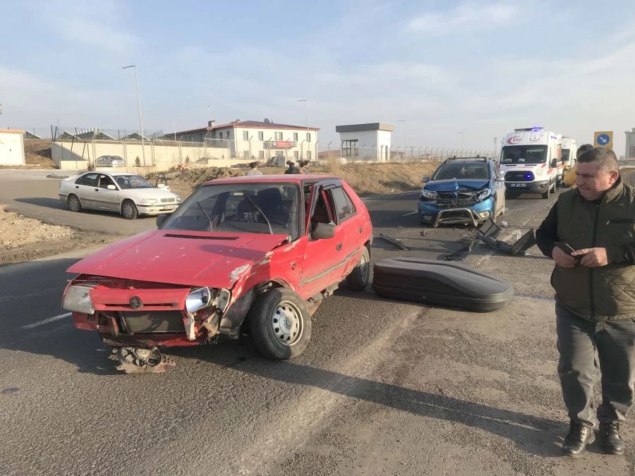 TEKİRDAĞ CEZAEVİ ÖNÜNDE TRAFİK KAZASI: 2 YARALI