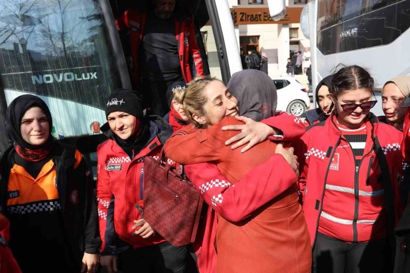 222 saat sonra gelen inanılmaz kurtuluşun kahramanları gözyaşlarıyla karşılandı