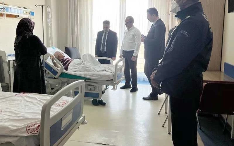 KAYMAKAM VE BAŞSAVCI DEPREMZEDELERİ HASTANEDE ZİYARET ETTİ