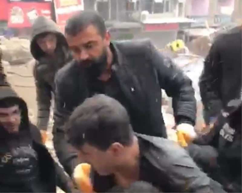 SOSYAL MEDYADAN YARDIM İSTEYEN GENÇ ENKAZ ALTINDAN BÖYLE KURTARILDI