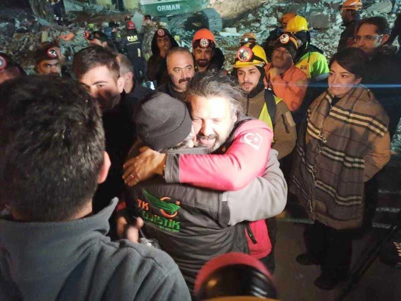 DEPREMİN 12. GÜNÜNDE ART ARDA 3 İNANILMAZ KURTULUŞ: 261 SAAT SONRA ENKAZDAN ÇIKTI