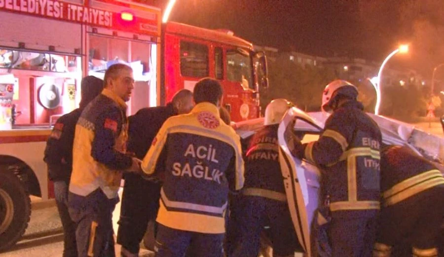 EKİPLER ARAÇTA SIKIŞAN YARALI KADINI KURTARMAK İÇİN SEFERBER OLDU