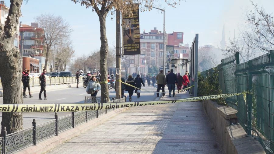 ÜÇ GÜNDÜR SOKAK SOKAK GEZEREK BİN BİR EMEKLE TOPLADIĞI HURDALAR KÜLE DÖNDÜ