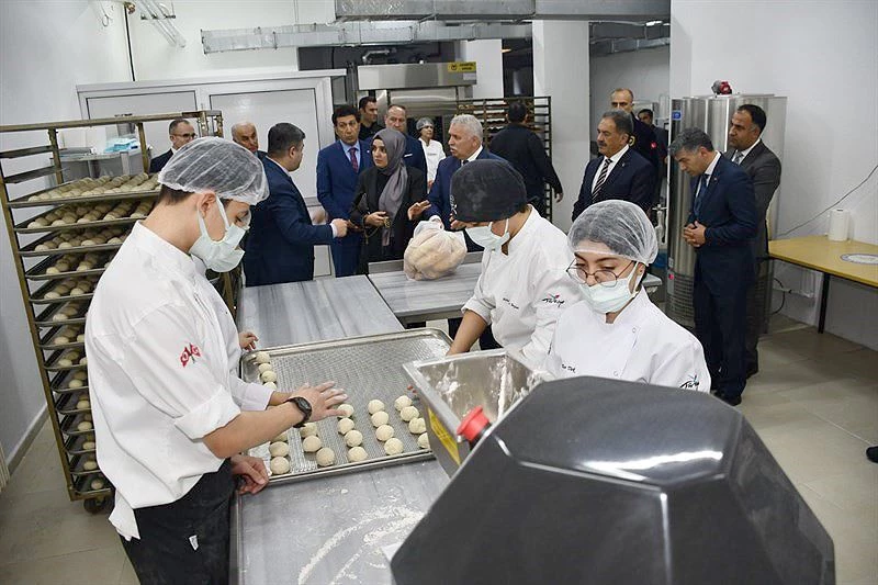 ZOR GÜNDE LİSELER BİLE BİRER FABRİKAYA DÖNÜŞTÜ