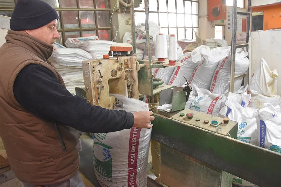 BÜYÜKŞEHİRDEN DEPREM BÖLGESİNE YEM DESTEĞİ