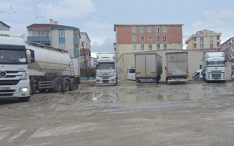 ÇERKEZKÖY’DE MAHALLE ARASINI TIR PARKINA ÇEVİRDİLER 
