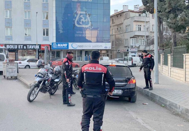 POLİS UYGULAMASINDAN KAÇMAYA ÇALIŞAN ARAÇTAN SİLAH ÇIKTI