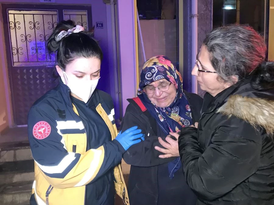 GÖZYAŞLARI İÇİNDE YANAN EVİNİ İZLEDİ