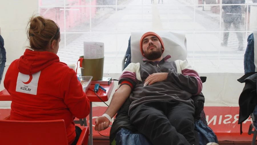 DEPREM SONRASI VATANDAŞLAR KAN BANKALARINA KOŞTU