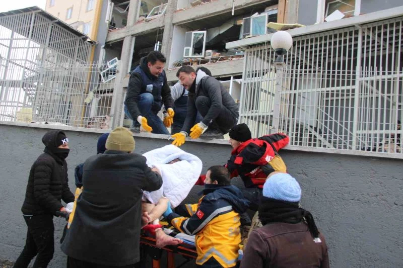 HASAR GÖREN HASTANEDE MAHSUR KALAN HASTALAR, MUHARBİRLER KURTARDI