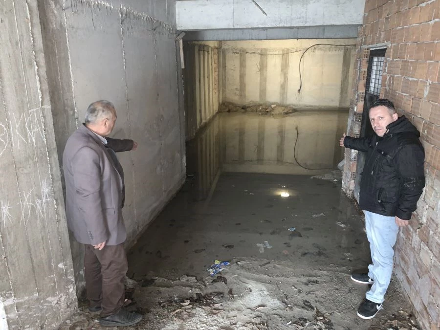 BODRUM KATTA BİRİKEN SU APARTMAN SAKİNLERİNİ TEDİRGİN EDİYOR