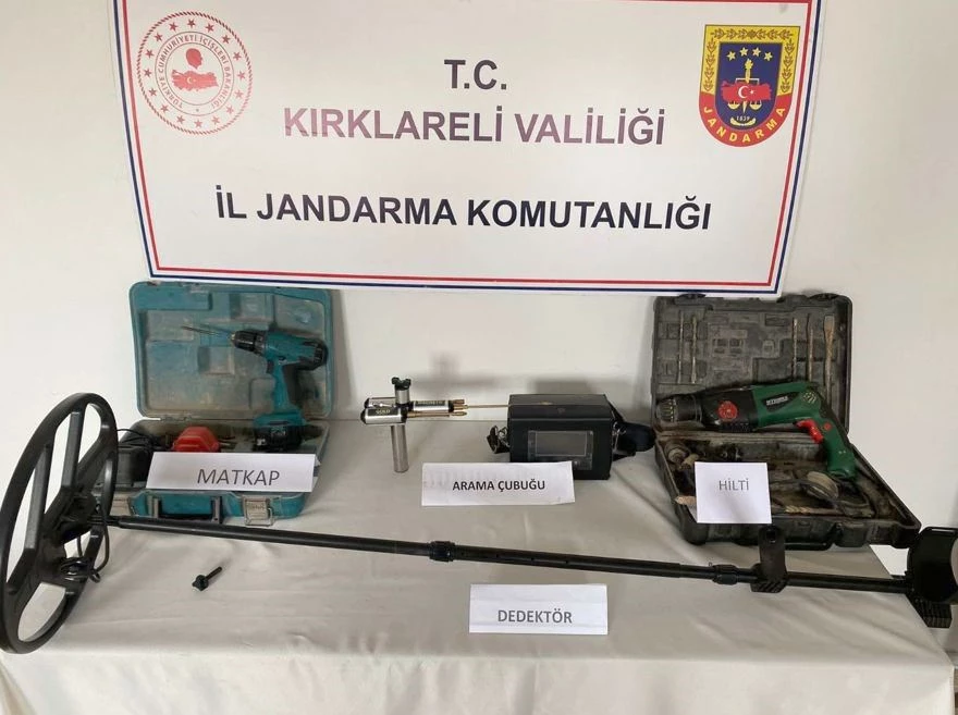 KAÇAK KAZI YAPTILAR: ÇAMUR YÜZÜNDEN YAKAYI ELE VERDİLER