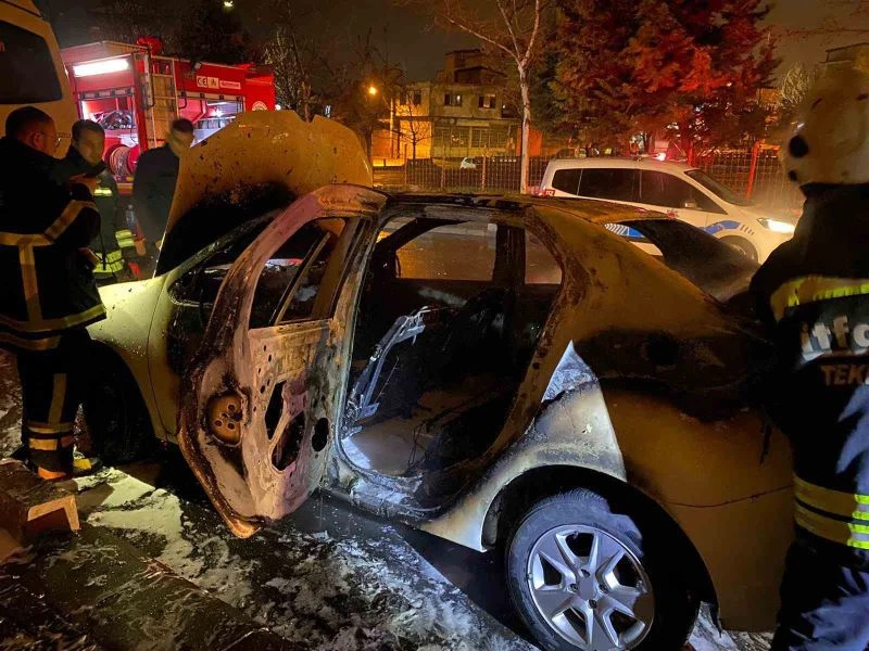 TEKİRDAĞ’DA YANAN OTOMOBİL HURDAYA DÖNDÜ