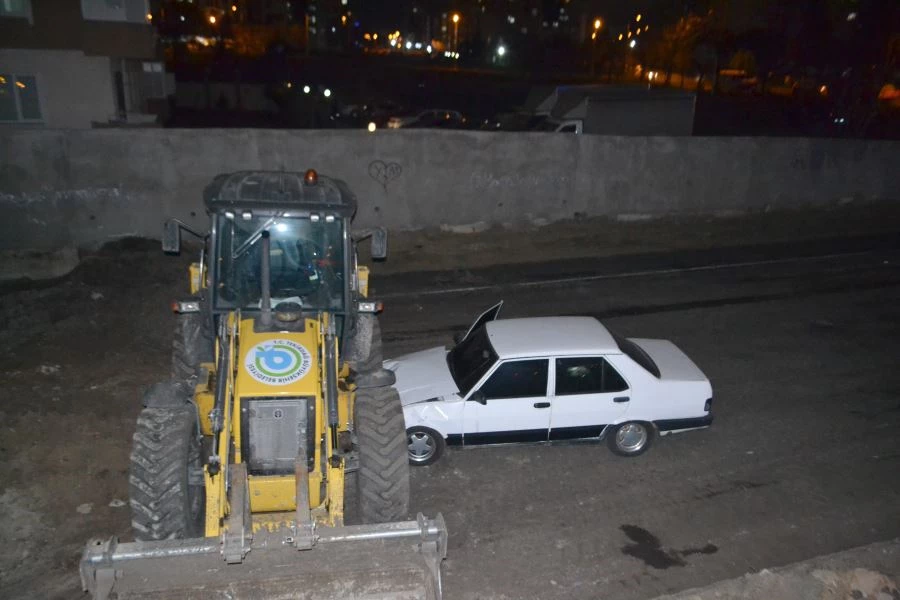 EPİLEPSİ NÖBETİ GEÇİREN SÜRÜCÜ İŞ MAKİNESİNE ÇARPTI