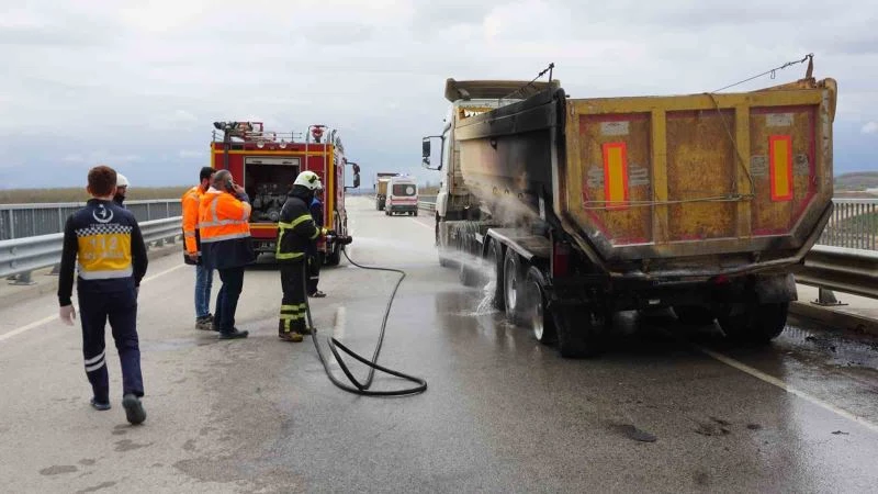 SICAK ASFALT MALZEMESİ YÜKLÜ TIRDA YANGIN