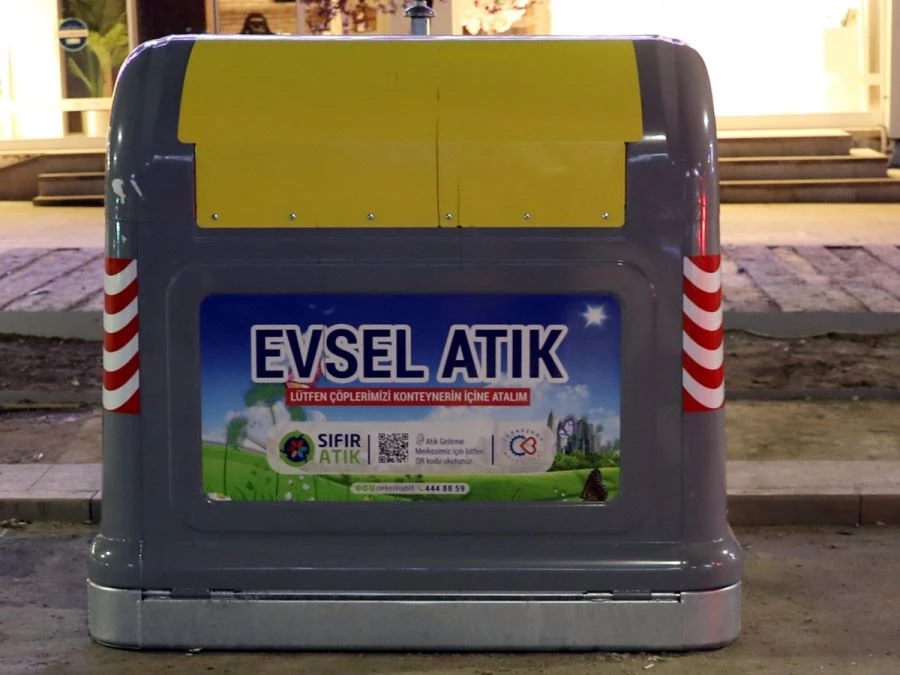ATATÜRK VE ÖZTRAK CADDELERİNDE ÇÖP KONTEYNERLERİ YENİLENİYOR