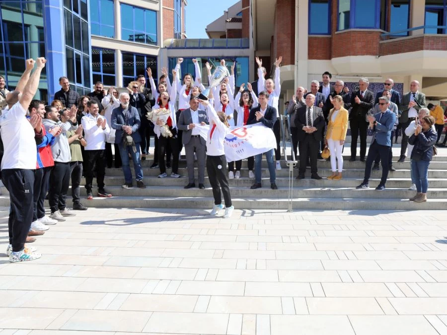 ÇERKEZKÖY’ÜN PERİLERİ KUPAYI BAŞKAN AKAY’A HEDİYE ETTİLER