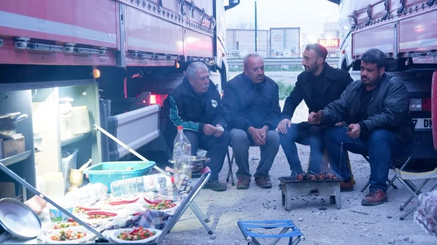 TIR ŞOFÖRLERİNİN SINIR HATTINDA İFTAR TELAŞI