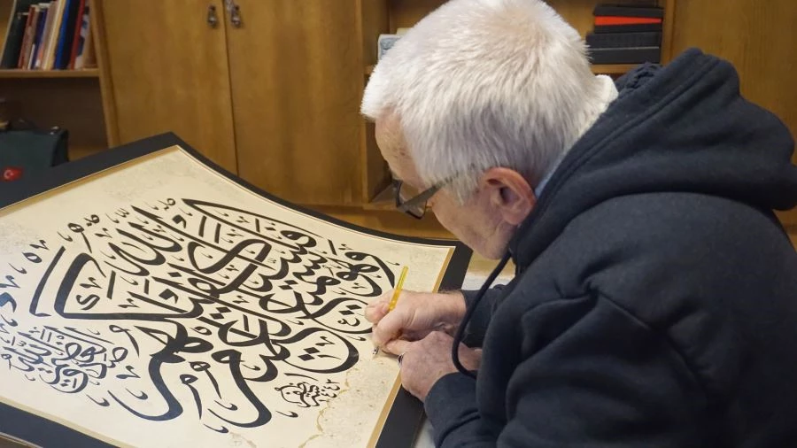 LİSE ÇAĞINDA BAŞLADIĞI HAT SANATINI 48 YILDIR AŞKLA SÜRDÜRÜYOR