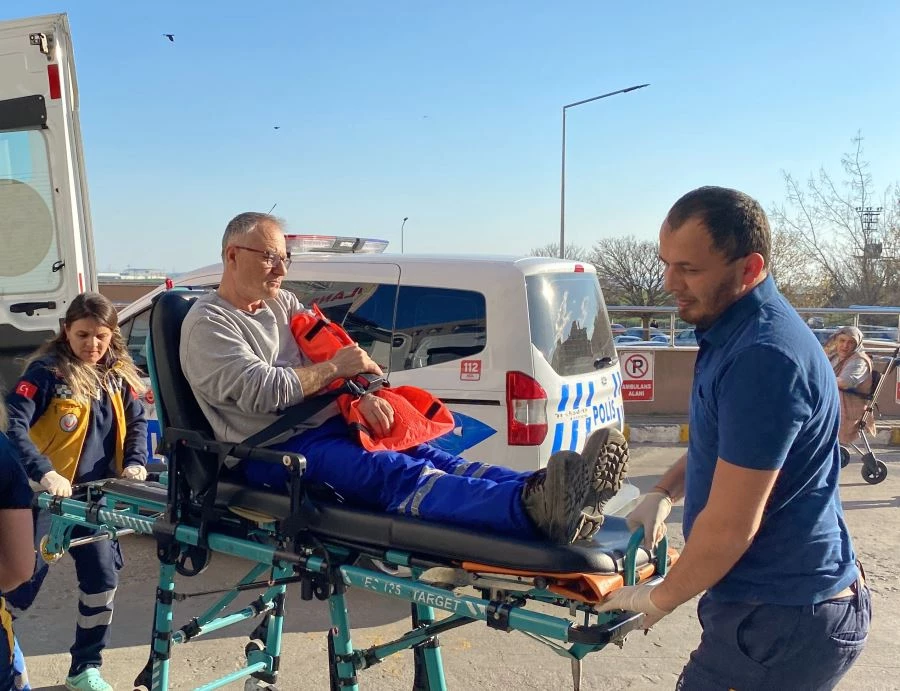 ÇÖP KAMYONUNDAN DÜŞEN BELEDİYE İŞÇİSİ YARALANDI