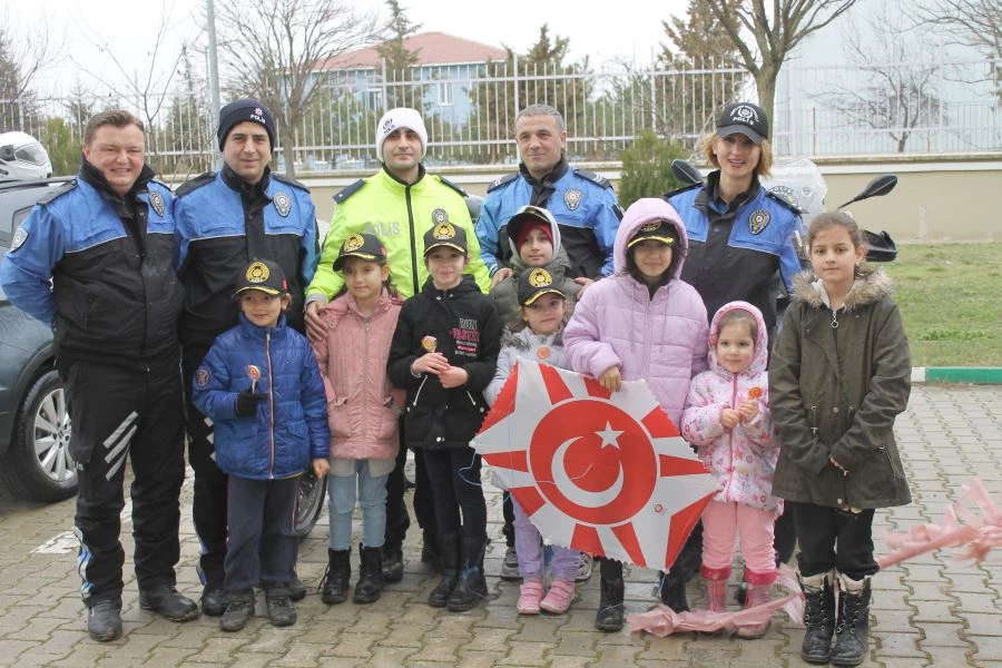 DEPREMZEDE ÇOCUKLARA UÇURTMA ŞENLİĞİ