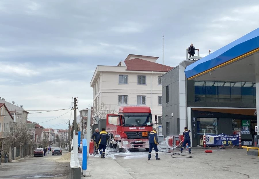 AKARYAKIT İSTASYONUNDA MAZOT PARLADI, BOMBA GİBİ SES DUYULDU