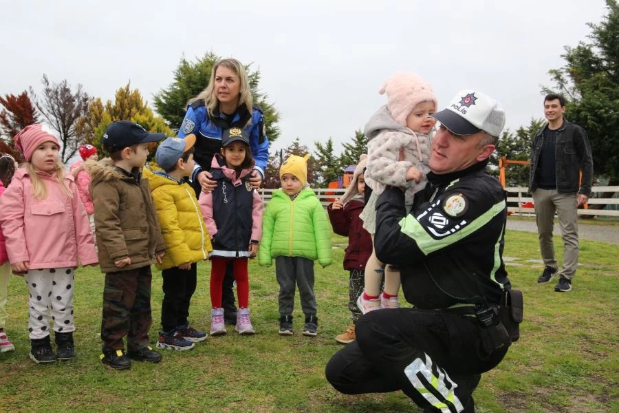 TEKİRDAĞ’DA POLİS HAFTASI KUTLANIYOR: ÇOCUKLARLA EĞLENCELİ VAKİT GEÇİRİLDİ