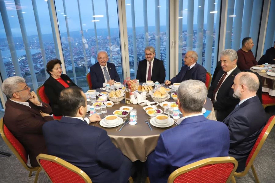 BAŞKAN ALBAYRAK İFTAR SOFRASINDA AKADEMİSYEN VE DİN GÖREVLİLERİYLE BULUŞTU