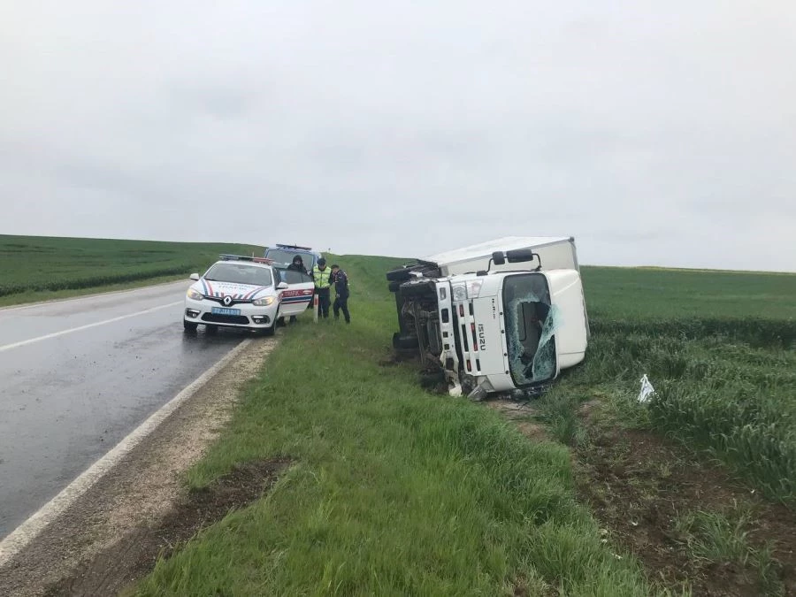 EKMEK YÜKLÜ KAMYONET DEVRİLDİ: SÜRÜCÜ VE KARDEŞİ ARAÇ CAMINI KIRARAK ÇIKABİLDİ